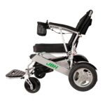 ⁦כסא גלגלים חשמלי מתקפל עם גב ורגלית מתכוננים, 2 סוללות ליתיום 6AH מאושרי טיסה ועד 180 ק"ג נשיאה | דגם D26 של המותג JBH⁩ – תמונה ⁦2⁩